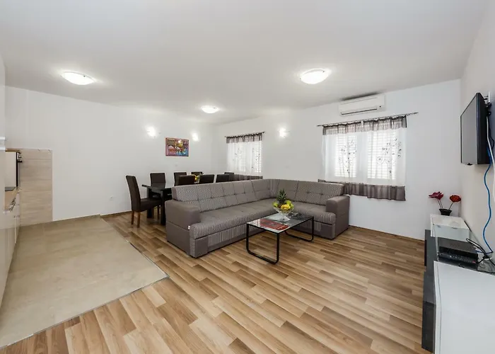 Апартаменти Selak